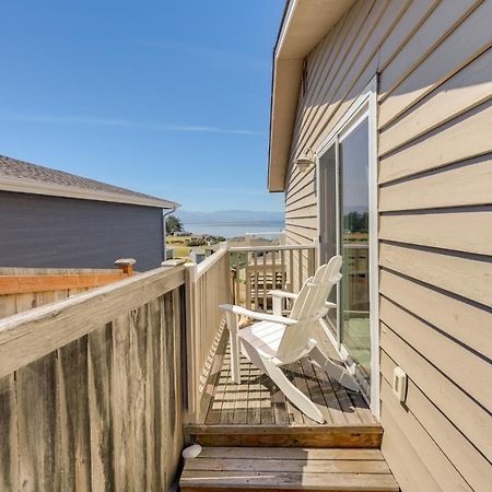 Stunning Home In Coupeville With Deck And Beach Access エクステリア 写真