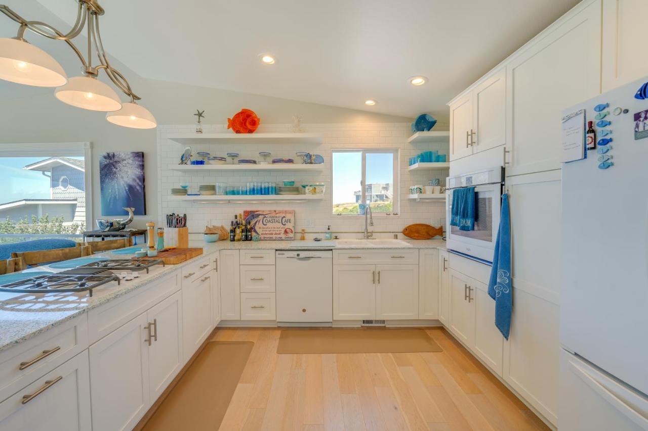 Stunning Home In Coupeville With Deck And Beach Access エクステリア 写真