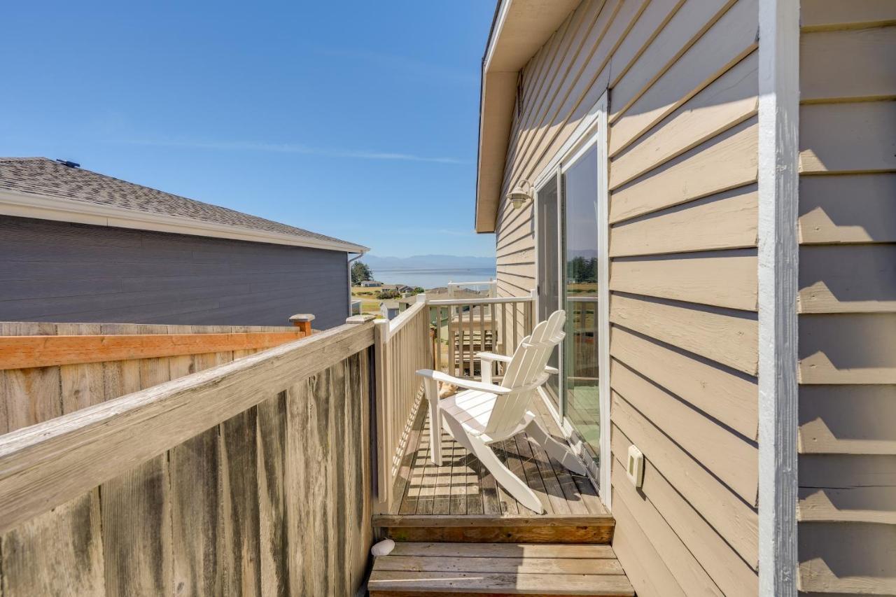 Stunning Home In Coupeville With Deck And Beach Access エクステリア 写真