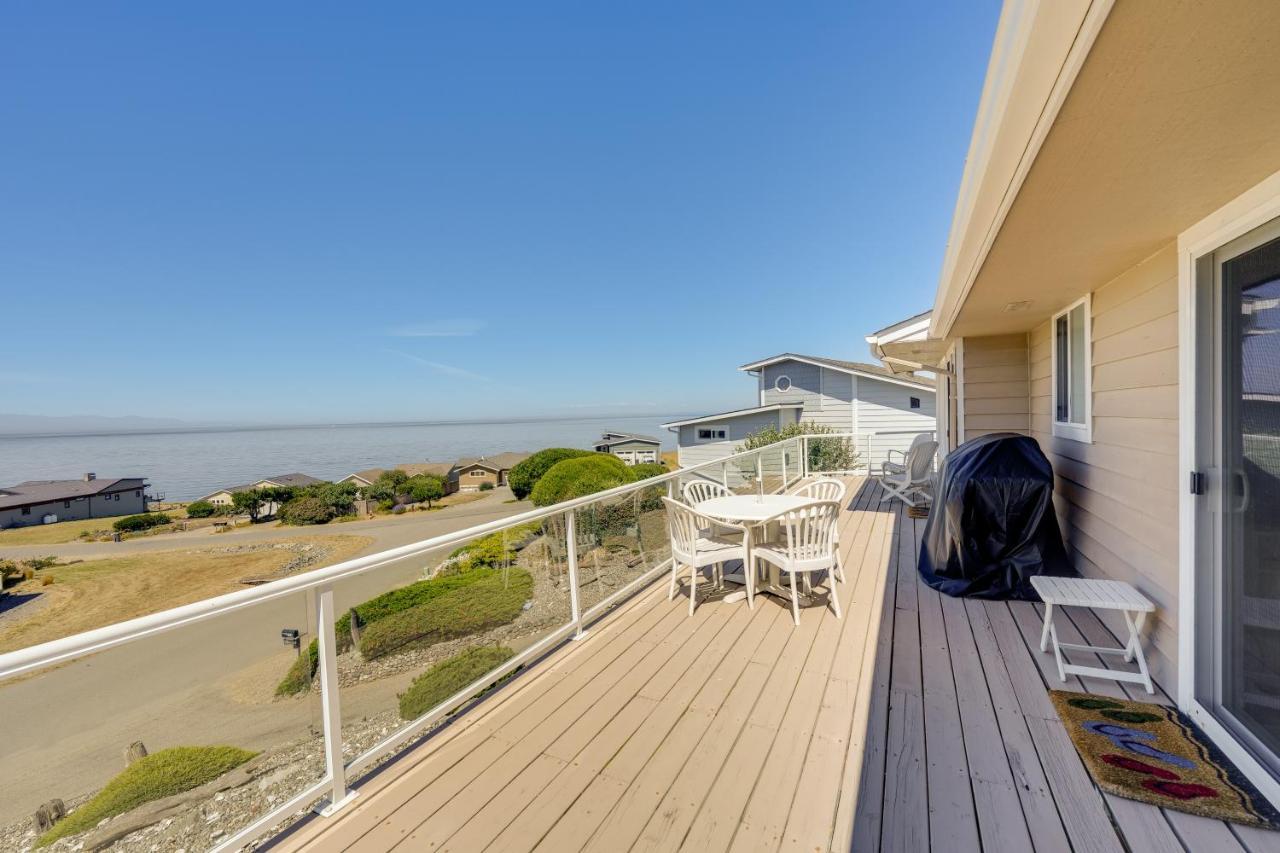 Stunning Home In Coupeville With Deck And Beach Access エクステリア 写真