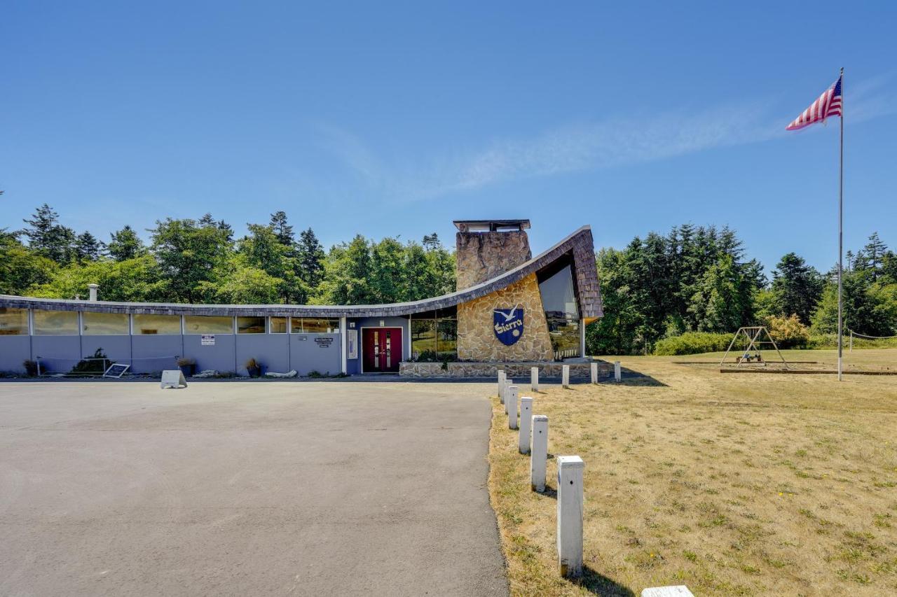 Stunning Home In Coupeville With Deck And Beach Access エクステリア 写真