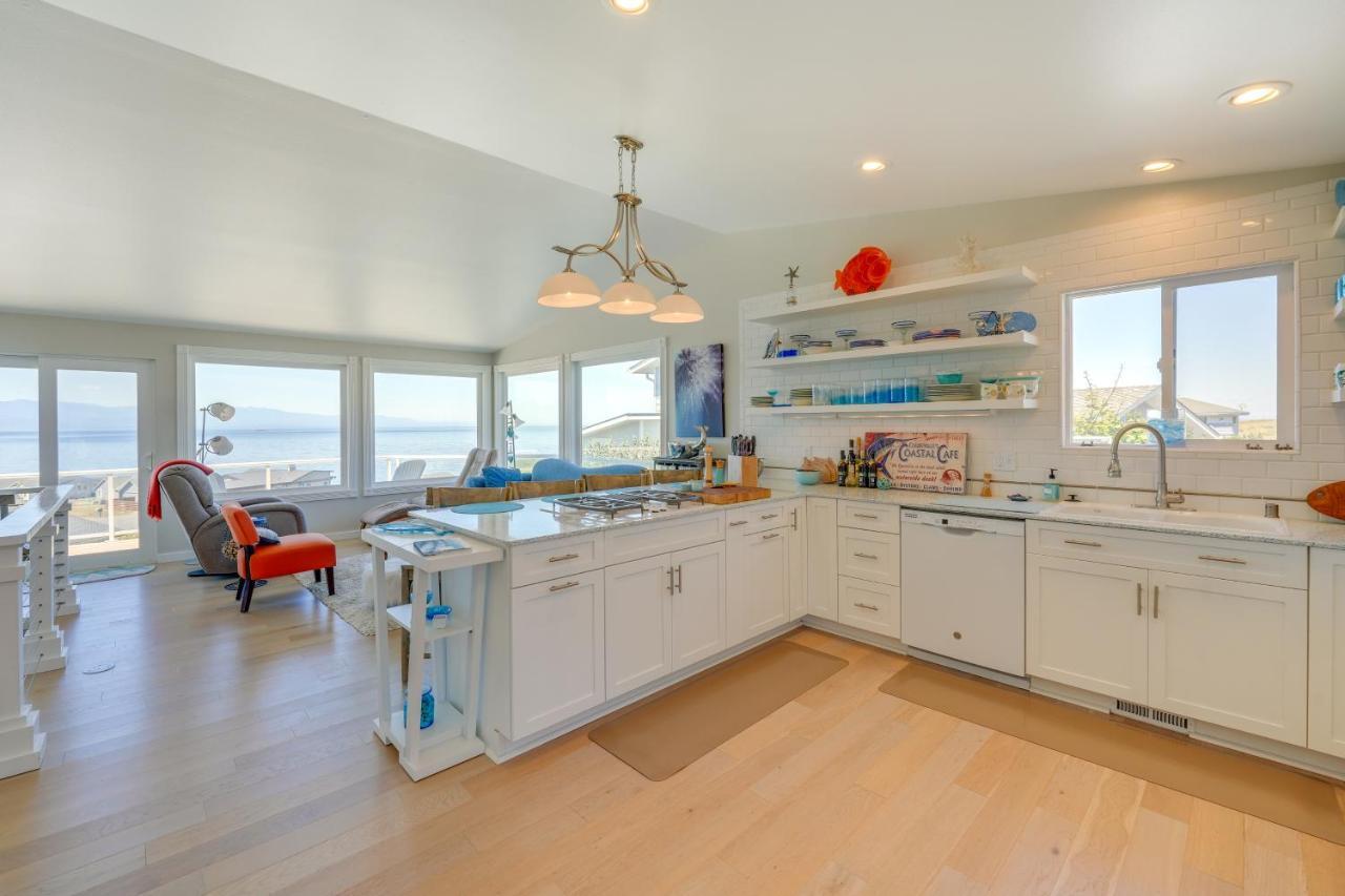 Stunning Home In Coupeville With Deck And Beach Access エクステリア 写真
