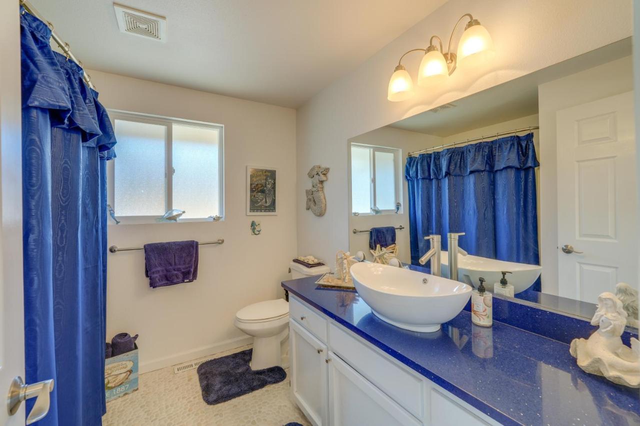 Stunning Home In Coupeville With Deck And Beach Access エクステリア 写真