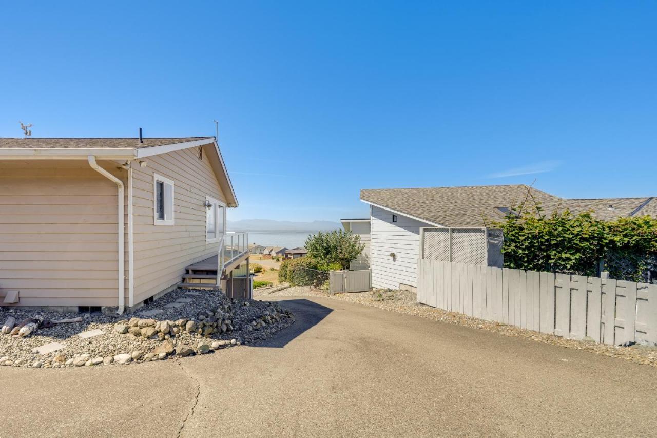 Stunning Home In Coupeville With Deck And Beach Access エクステリア 写真